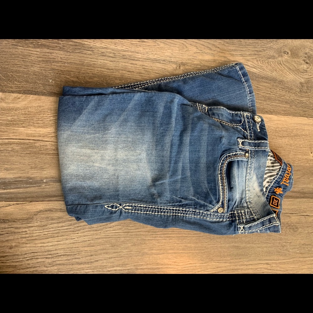 Rock revival Cyrene Capri